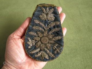 Double sided Persian pouch with metallic embroidery on velvet. 19th century. Size: 13 cm x 9 cm (5.1" x 3.5").             