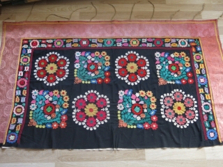 Kyrgyz Tush Kyiz. Size: 214 cm x 122 cm (84" x 48").                     