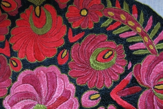 Hungarian silk embroidered cushion cover, survived in great condition. Circa 1930-40s. Size: 24” X 18” (60 cm X 46 cm).

 

              