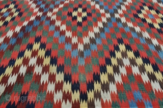 Qashqai Kilim with Fine Weave, Wonderful Clear natural colors and Nice small size - 4'4 x 6'8 - 132 x 203 cm.           