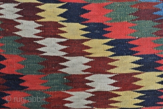 Qashqai Kilim with Fine Weave, Wonderful Clear natural colors and Nice small size - 4'4 x 6'8 - 132 x 203 cm.           