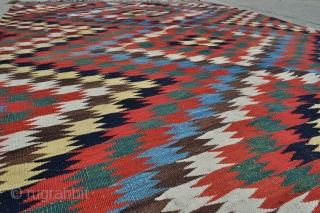 Qashqai Kilim with Fine Weave, Wonderful Clear natural colors and Nice small size - 4'4 x 6'8 - 132 x 203 cm.           