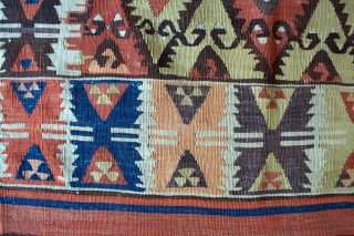 Small Central Anatolian "Elibelinde" Kilim with all natural colors including aubergine and shades of apricot/orange in good condition, probably 3rd quarter of 19th c. 3'0 x 4'10 ft. - 92 x 147  ...