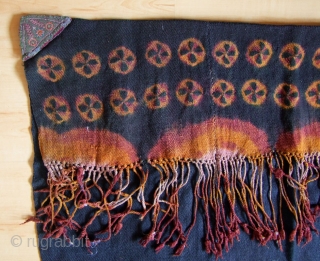 Shawl from the Zanskar Valley, West-Himalaya, India.
19th/20th century.
These shawls were made by the Zanskar women from home-spun and woven Yak-wool, dyed with indigo.
The pattern was done in tie-dye technique
75x85cm without the fringes 