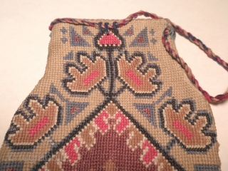   

     Here is a beautifull old Shakhrysabs Uzbek embroidered purse. 

     These little "Coin Purses"  were made by Uzbek woemen of  ...