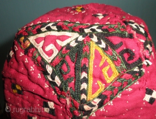 Here is a lovely old Chodor embroidered baby bonnet. Embroidered in six
different colors of silk, black and white, yellow, red and two shades of green
a dark green and an almost olive green  ...