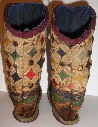 High ranking Tibetan young Childs dress boots. Made of silk appliqué and embroidered fabric, they measure just 5" long in the sole and a total of
6 1/2" tall. They are beautifully made  ...