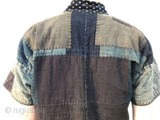 A wonderful farmer's jacket in perfect condition. Especially desirable due to its beautiful collar. This jacket from Aomori was worn by a poor farmer and has been mended during several decades. Both  ...