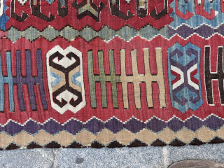 Kilimfragment
Westanatolia, Eskishehir or Kütahya
170x86cm
mounted                             