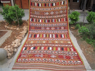 Old qashqai kilim.
All vegtable dyes.
size 290x142                           