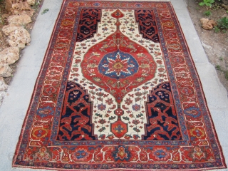 Malayer rug Ivory.
vegetable dyes 120 years old full pile.
repair at the end of a rug but very good repair.
size 183x130             