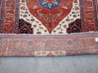 Malayer rug Ivory.
vegetable dyes 120 years old full pile.
repair at the end of a rug but very good repair.
size 183x130             