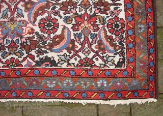 Hamadan 2 ft 8 x 3 ft 5 inches. White Injeles? Beautiful and decorative little rug in good condition $20 ups to Lower 48         