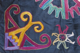 Uzbekistan Lakai - Kungrat tribal wall hanging. silk embroidery on fine cotton with dyed cotton tassles. Circa 1900 or ealier. size : 21" X 19.5" - 53 cm X 50 cm  