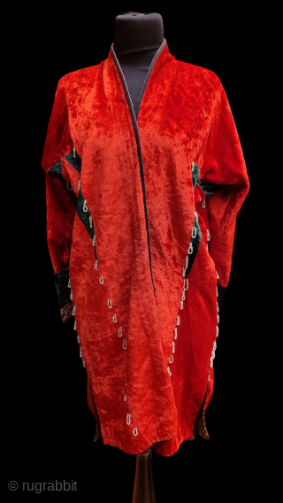 Türkmen velvet jacket with silk embroidered cuffs. Decorated with glass beads.

Size: Arms spread out 60.2" - 153 cm, Armpit 21.6" - 55 cm  Height 37.8" - 96 cm, skirt 24.4" -  ...