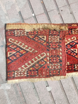 Yomud torba, small tear on the right corner stitched by hand.
Size: 30 cm x 109 cm / 12" x 43"

Please contact from

murathanantiques@gmail.com           