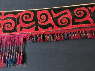 Kirgiz tribal yurt hanging. Applique embroidery on velvet with silk tassels. Circa 1900 or earlier. size: 80" X 6" and 7" long tassels. - 200 cm X 15 cm - 18 cm. 