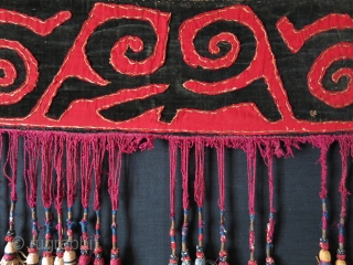 Kirgiz tribal yurt hanging. Applique embroidery on velvet with silk tassels. Circa 1900 or earlier. size: 80" X 6" and 7" long tassels. - 200 cm X 15 cm - 18 cm. 