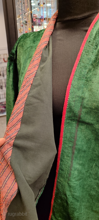 Turkmen silk velvet Chapan. Some worn areas, can be seen on the photos.
İn general good condition.

Size: 
Arms spread out 141cm.
Armpit 55cm.
Height 107cm.
Skirt 75cm.          