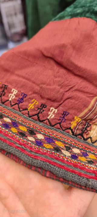 Turkmen silk velvet Chapan. Some worn areas, can be seen on the photos.
İn general good condition.

Size: 
Arms spread out 141cm.
Armpit 55cm.
Height 107cm.
Skirt 75cm.          