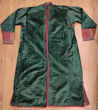 Turkmen silk velvet Chapan. Some worn areas, can be seen on the photos.
İn general good condition.

Size: 
Arms spread out 141cm.
Armpit 55cm.
Height 107cm.
Skirt 75cm.          