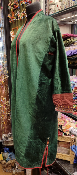 Turkmen silk velvet Chapan. Some worn areas, can be seen on the photos.
İn general good condition.

Size: 
Arms spread out 141cm.
Armpit 55cm.
Height 107cm.
Skirt 75cm.          