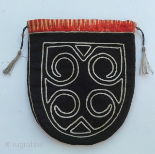 Tobacco pouch. Early 20th century. Village of Kart-dzhurt Batalpashinak district
Kuan region. Silver very fine embroidery on banat, top closer is silk and lining cotton. Size: 14 cm x 17 cm.   