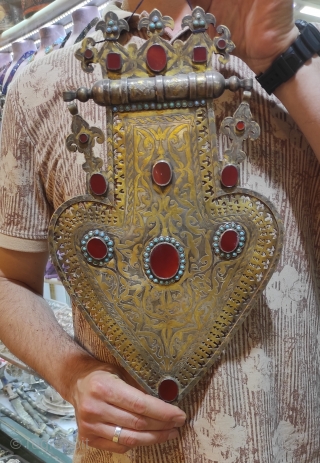 Turkmen large size pendant asyk. It weights 953 grams.
Size; 24.5cm wide and 40 cm high.                  