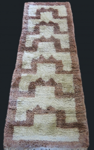 Anatolia Karapinar Turkmen thick pile rug. Angora and fine wool mixed. circa 1920s or earlier. Size : 74" X 28" - 188 cm X 71 cm 
      