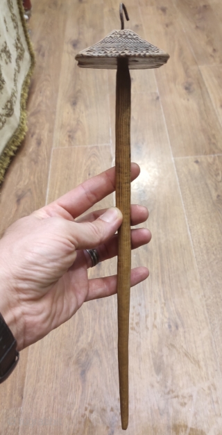 Antique Anatolian large size drop spindle.
Size 7.5 cm x 7.5 cm and 39 cm long.                  