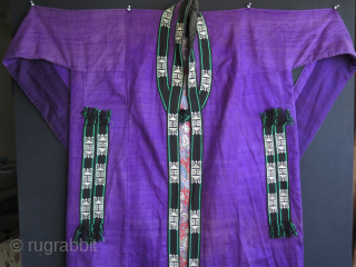 Antique Uzbek Silk Robe & Cloak.

Silk base and silk embroidered sides. Some worn areas on the backside.

Size: Height: 59.8" - 152 cm / Each arm 53.1" - 135 cm long / Armpit  ...