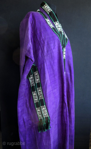 Antique Uzbek Silk Robe & Cloak.

Silk base and silk embroidered sides. Some worn areas on the backside.

Size: Height: 59.8" - 152 cm / Each arm 53.1" - 135 cm long / Armpit  ...