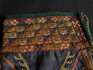 Turkmen small embroidered pouch. Silk embroidery on cotton.
Size: 5" x 8.5" - 13 cm x 21.5 cm                