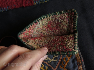 Turkmen small embroidered pouch. Silk embroidery on cotton.
Size: 5" x 8.5" - 13 cm x 21.5 cm                