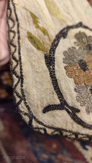 Ottoman odore bag, silk and metallic embroidered. Still has the original lavender seeds and lining.
Size: 23cm x 14cm.               