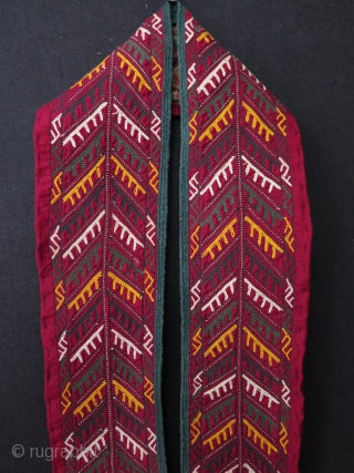 Turkmen chirpy collar. One very small damage on it. Size: 3.5" x 43.3" - 9 cm x 110 cm.              