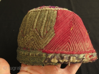 Afghan Metallic and Silk Embroidered Hat.

Fine silk and strong metallic running and couching stitch embroidery.

Size: 4.7" - 12 cm high and 6.7" - 17 cm wide in diameters.     