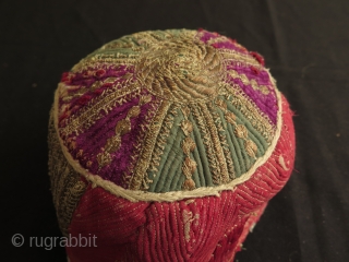 Afghan Metallic and Silk Embroidered Hat.

Fine silk and strong metallic running and couching stitch embroidery.

Size: 4.7" - 12 cm high and 6.7" - 17 cm wide in diameters.     