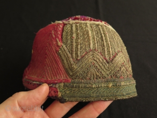 Afghan Metallic and Silk Embroidered Hat.

Fine silk and strong metallic running and couching stitch embroidery.

Size: 4.7" - 12 cm high and 6.7" - 17 cm wide in diameters.     
