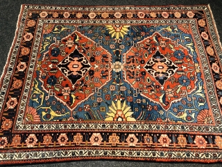 Antique Persian Bakhtiary rug, beautiful drawing. Size: 202x157cm / 6'7''ft by 5'2''ft                     