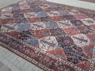 Large Persian Bakhtiary carpet, beautiful colors, very decorative, age: circa 1920. Size: ca. 495x355cm /16'2''ft x 11'6''ft                