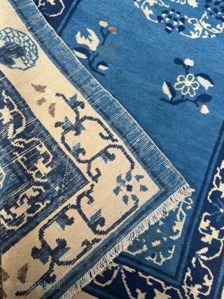 This lovely small-format antique Chinese rug with a royal blue field color has a timeless charm. The medallion, surrounded by chinese flowers, gives the carpet a touch of elegance and is reminiscent  ...