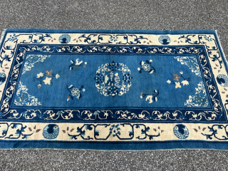 This lovely small-format antique Chinese rug with a royal blue field color has a timeless charm. The medallion, surrounded by chinese flowers, gives the carpet a touch of elegance and is reminiscent  ...