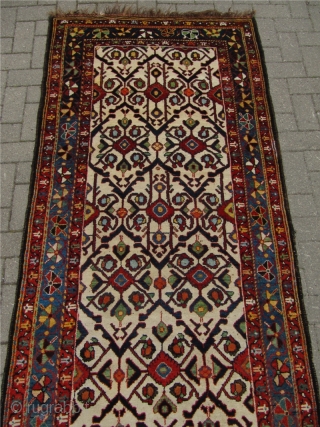 White ground Bakhtiary long rug. One of the most beautiful Bakhtiary´s I have ever seen. Circa 1880. Wool pile on wool foundation. Excellent drawing, great wool quality and beautiful colors. Good overall  ...