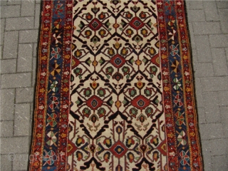 White ground Bakhtiary long rug. One of the most beautiful Bakhtiary´s I have ever seen. Circa 1880. Wool pile on wool foundation. Excellent drawing, great wool quality and beautiful colors. Good overall  ...