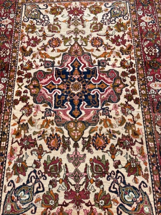 A fine antique Persian Isfahan rug, beautiful ivory field color. Size: 210x140cm / 7ft by 4’6ft http://www.najib.de                