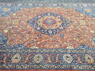 a fine Persian Tabriz carpet with an elegant drawing, fine quality. Oversize: 520x355cm / 17'1''ft x 10'7''ft Age: circa 1910, good condition. www.najib.de          