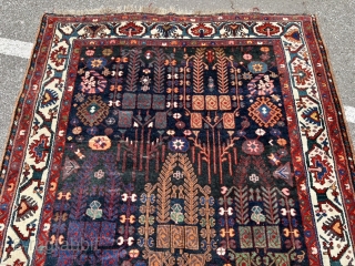 A beautiful antique Persian Luri Bakhtiary tribal rug from the 19th century, size: 320x175cm / 10’5ft by 5’8ft               