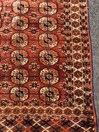 Antique Turkmen Tekke rug with rare white star border, size: ca. 170x135cm / 5'6''ft by 4'5''ft, age: 19th century.              