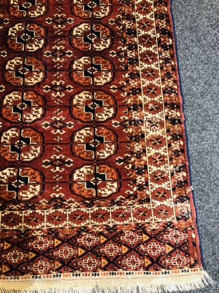 Antique Turkmen Tekke rug with rare white star border, size: ca. 170x135cm / 5'6''ft by 4'5''ft, age: 19th century.              